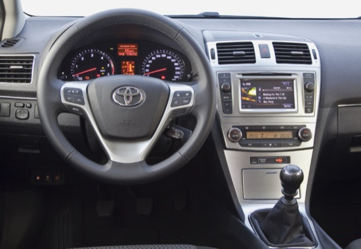 Toyota Avensis 2.0 D4D Premium Kombi VII 143KM (2015)