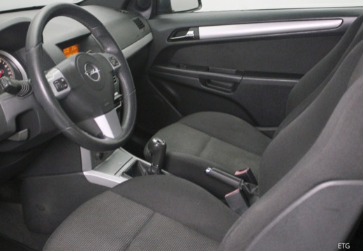 OPEL Astra III GTC II hatchback wnętrze
