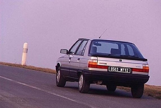 RENAULT R11 hatchback silver grey tylny lewy