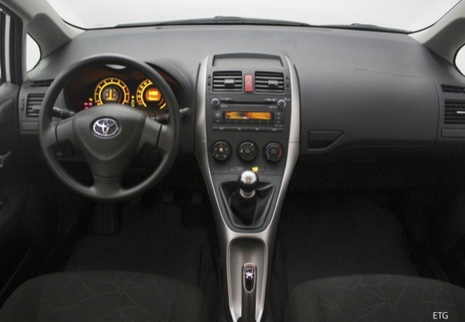 Toyota Auris I hatchback tablica rozdzielcza