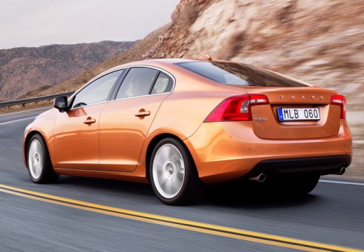 VOLVO S60 IV sedan pomarańczowy tylny lewy