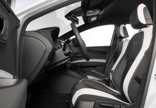 SEAT Leon IV hatchback biały wnętrze