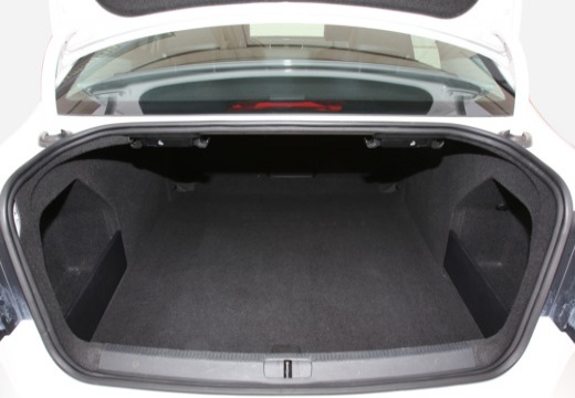 VOLKSWAGEN Passat VI sedan biały przestrzeń załadunkowa