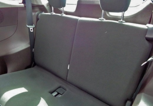 Toyota iQ hatchback wnętrze
