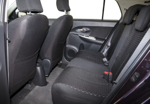 Toyota Urban Cruiser hatchback fioletowy wnętrze