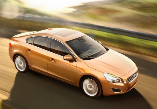 VOLVO S60 IV sedan pomarańczowy przedni prawy