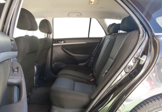 Toyota Avensis IV kombi czarny wnętrze