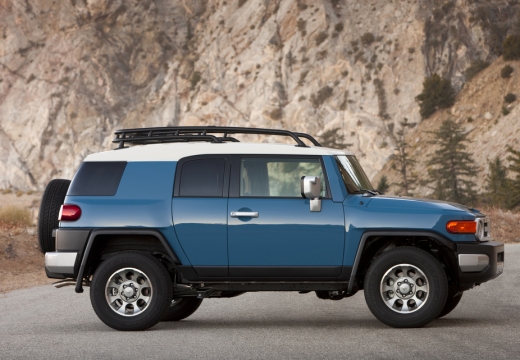 Toyota FJ Cruiser kombi niebieski jasny boczny prawy