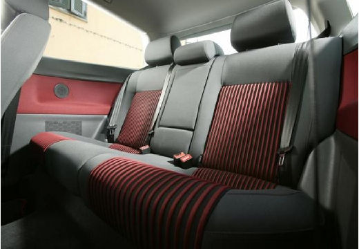 VOLKSWAGEN Polo IV II hatchback wnętrze