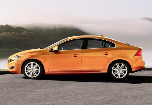 VOLVO S60 IV sedan pomarańczowy boczny lewy