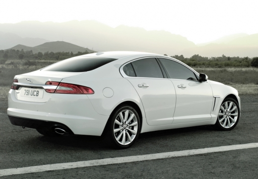 JAGUAR XF II sedan biały tylny prawy