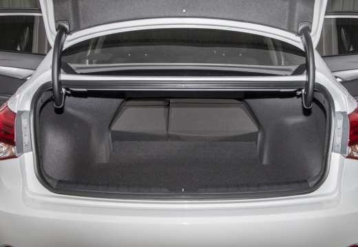 HYUNDAI i40 II sedan biały przestrzeń załadunkowa