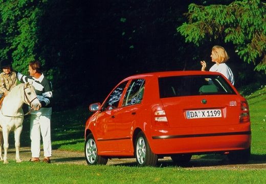 SKODA Fabia II hatchback czerwony jasny tylny lewy
