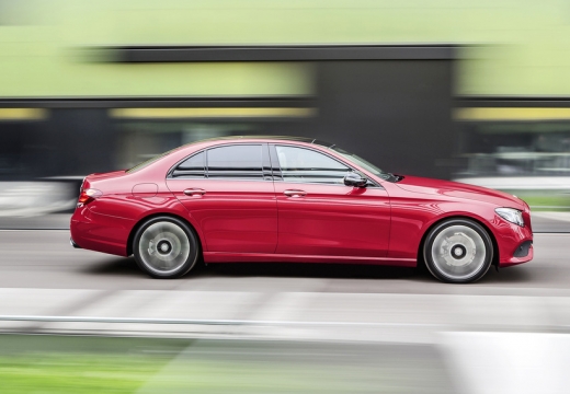 MERCEDES-BENZ Klasa E sedan czerwony jasny boczny prawy