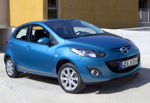 MAZDA 2 hatchback niebieski jasny przedni prawy