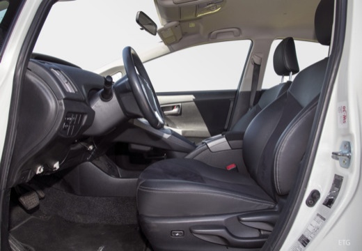 Toyota Prius III hatchback wnętrze