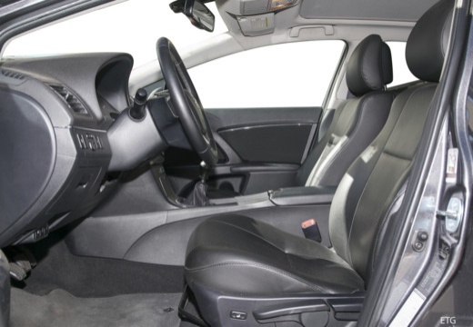 Toyota Avensis V sedan wnętrze