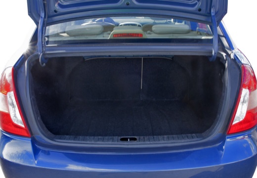 HYUNDAI Accent IV sedan niebieski jasny przestrzeń załadunkowa