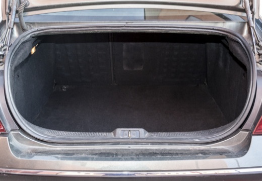 PEUGEOT 407 I sedan przestrzeń załadunkowa
