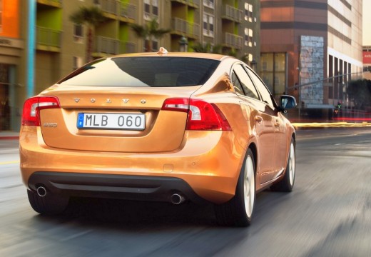 VOLVO S60 IV sedan pomarańczowy tylny prawy