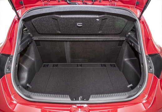 HYUNDAI i30 IV hatchback czerwony jasny przestrzeń załadunkowa