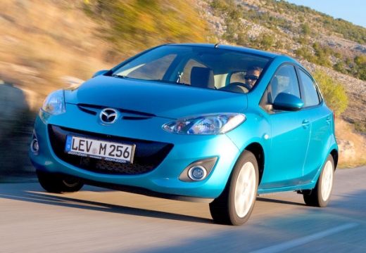 MAZDA 2 hatchback niebieski jasny przedni lewy