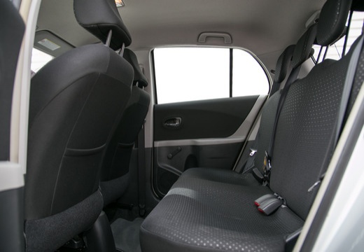 Toyota Yaris IV hatchback wnętrze