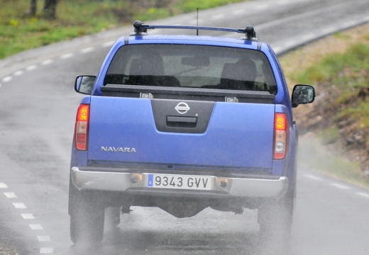 NISSAN Navara III pickup niebieski jasny tylny