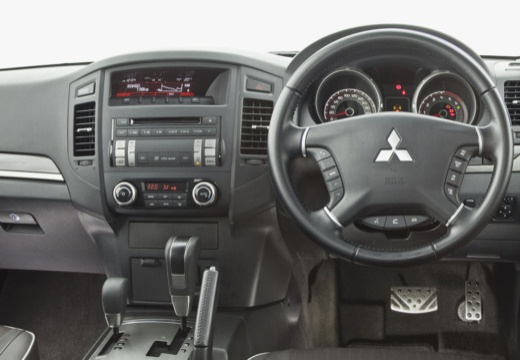 MITSUBISHI Pajero VI kombi biały tablica rozdzielcza
