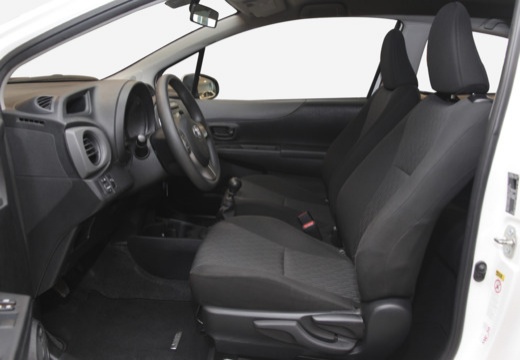 Toyota Yaris V hatchback biały wnętrze