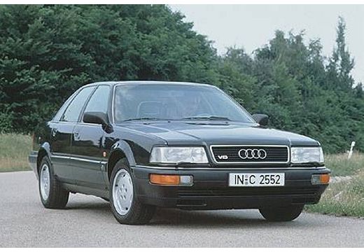 AUDI V8 sedan czarny przedni prawy