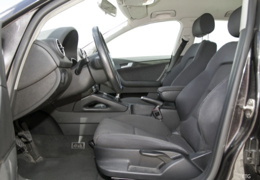 AUDI A3 hatchback wnętrze