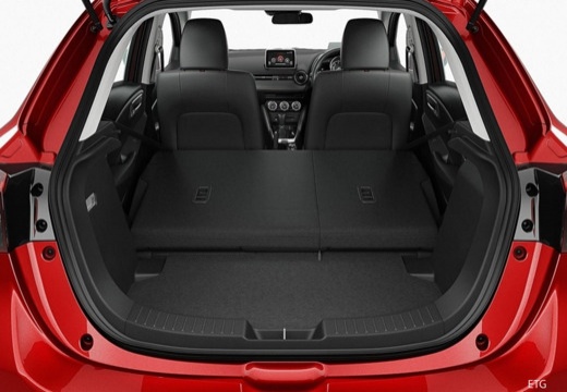 MAZDA 2 hatchback czerwony jasny przestrzeń załadunkowa