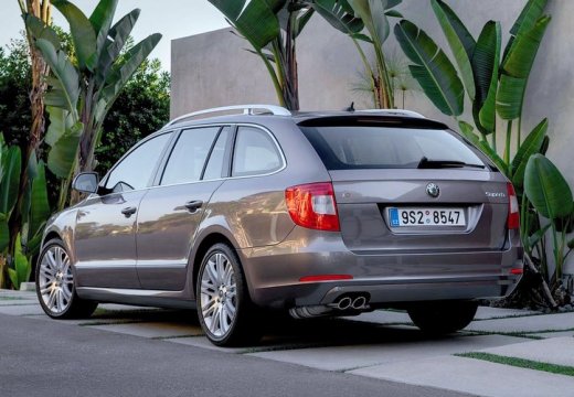 SKODA Superb kombi silver grey tylny lewy