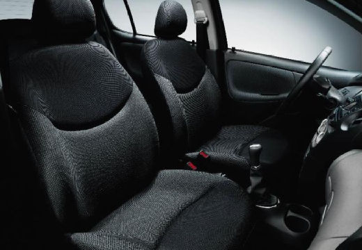 Toyota Yaris II hatchback wnętrze