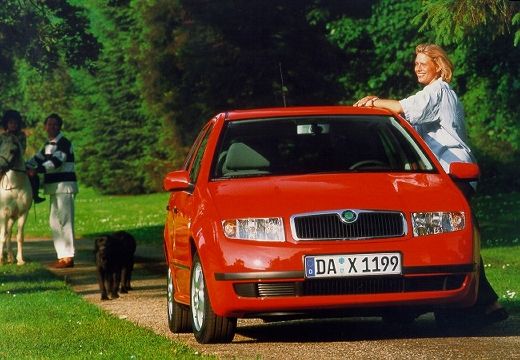 SKODA Fabia II hatchback czerwony jasny przedni