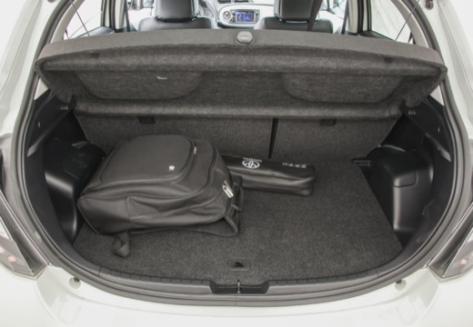 Toyota Yaris V hatchback biały przestrzeń załadunkowa