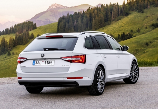 SKODA Superb kombi biały tylny prawy