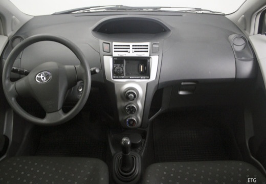 Toyota Yaris III hatchback tablica rozdzielcza