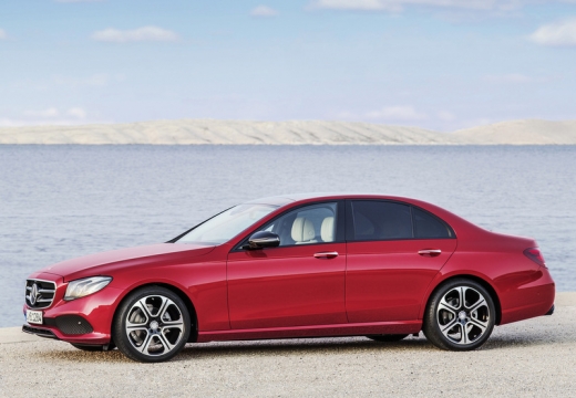 MERCEDES-BENZ Klasa E sedan czerwony jasny boczny lewy