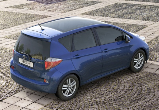 Toyota Verso-S hatchback niebieski jasny tylny prawy