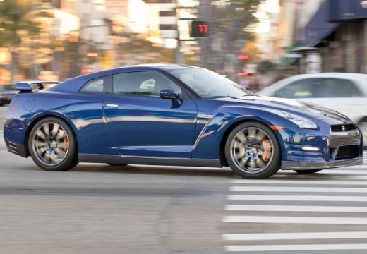 NISSAN GT-R coupe niebieski jasny przedni prawy
