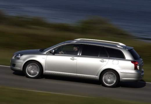 Toyota Avensis IV kombi silver grey boczny lewy