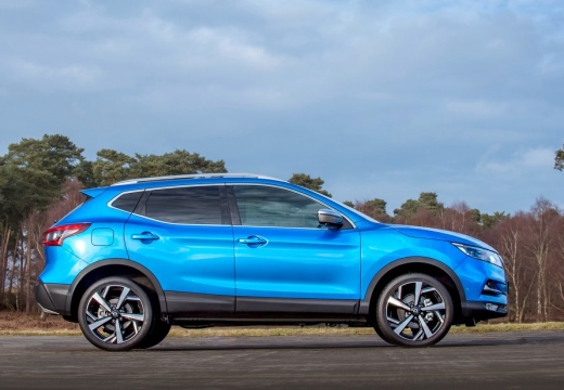 NISSAN Qashqai IV hatchback niebieski jasny boczny prawy