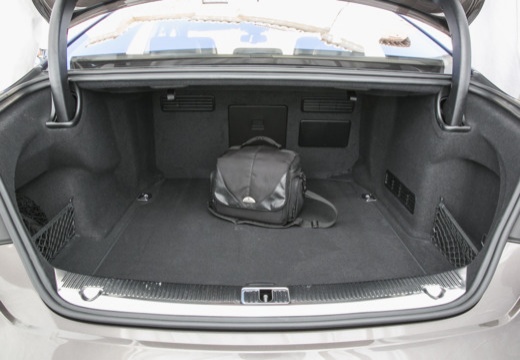 AUDI A8 D4 II sedan przestrzeń załadunkowa