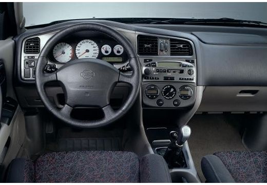 NISSAN Primera III hatchback wnętrze