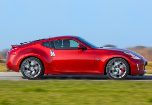 NISSAN 370 Z coupe czerwony jasny boczny prawy