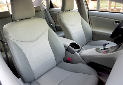 Toyota Prius III hatchback wnętrze