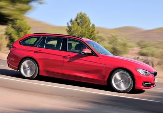 BMW Seria 3 kombi czerwony jasny przedni prawy