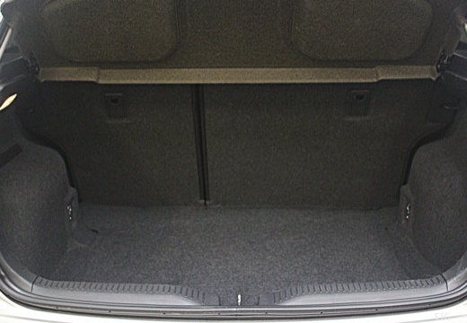Toyota Auris I hatchback przestrzeń załadunkowa